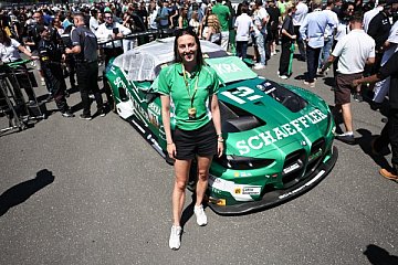Das Element von Leonie Beck ist das Wasser. Am Wochenende schnupperte die dreimalige Weltmeisterin im Freiwasser jedoch Motorsportluft und besuchte auf Einladung von Schaeffler die DTM auf dem Stadtkurs im Herzen Nürnbergs - Foto: ADAC
