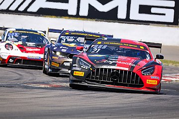 Der in rot und schwarz gehaltene Mercedes-AMG GT3 von Logo.Socke.com - Foto: Axel Weichert