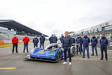 Nico Rosberg und das Volkswagen Motorsport Team - Foto: VW