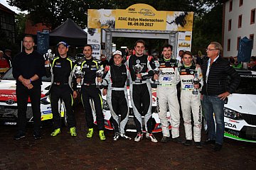 Siegerehrung bei der ADAC Rallye Niedersachsen: Die DSK-Youngster René Mandel (3.v.l.) und Dennis Zenz (2.v.l.) belegen Platz zwei - Foto: Jürgen Hahn
