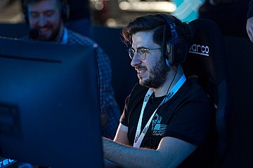Sim-Racing-Influencer Jimmy Broadbent über Testfahrt im BMW-Simulator