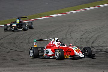 	Zum dritten Mal an diesem Wochenende holt sich Mick Wishofer die Auszeichnung als bester Rookie - Foto: ADAC Formel 4