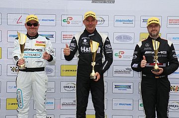 Mario Hirsch (rechts) mit Sieger Uwe Alzen (Mitte) und Wolfgang Triller bei Rennen 1 auf dem Red Bull Ring (Foto: Farid Wagner / Thomas Simon)