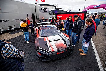 Blickfang: die neuen Rennwagen von Audi - Foto: ADAC