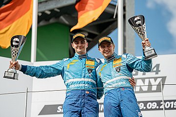 Die Titel-Gewinner mit den Siegespokalen für den Laufsieg am Samstag - Foto: Joel Kernasenko