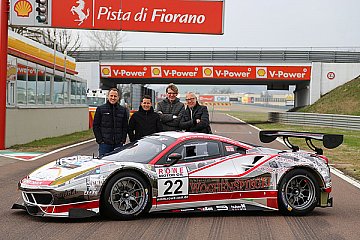 Weiss, Krumbach, Stursberg und Kainz (v.r.) vor dem neuen Ferrari 488 GT3 - Foto: JACOBY Pressebüro/WTM