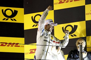 Joel Eriksson auf dem Podest ganz oben - Foto: BMW