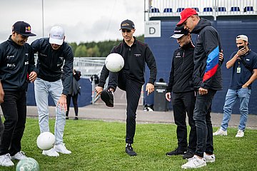 Thomas Preining holte sich Tipps von Patrick Bäurer und probierte sich mit Ball am Fuß - Foto: ADAC