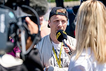 Oliver Pocher ist ein bekennender Motorsport-Fan und war schon mehrfach Gast bei der DTM. Am Norisring genoss der Entertainer die besondere Atmosphäre des einzigen deutschen Stadtkurses - Foto: ADAC