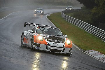 Frank Kräling und Christopher Brück mussten den 911 GT3 MR nach einem Unfall vorzeitig abstellen - Foto: Frikadelli/BRfoto