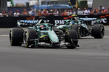 Lance Stroll und Fernando Alonso in Silvestone - Foto: Aston Martin