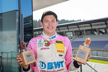 Gleich zwei Pokale in den Händen: Rookie Niklas Krütten - Foto: ADAC
