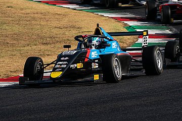 Elia Weiss stürmt auf die Pole-Position in Italien