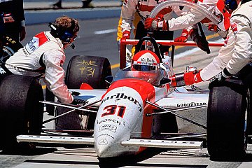 Penske-Mercedes PC 23 mit Mercedes-Benz 500I-V8-Motor, gefahren von Al Unser jr. im 500-Meilen-Rennen von Indianapolis am 29. Mai 1994. Unser gewinnt das Rennen – 79 Jahre nach dem Sieg von Ralph de Palma mit einem Mercedes Rennwagen. Foto von einem Boxenstopp - Foto: Mercedes-Benz