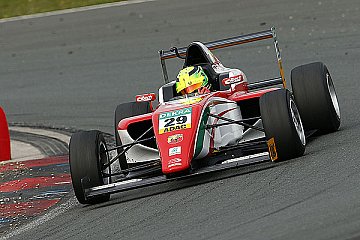 Mick Schumacher setzt Bestzeit im freien Training