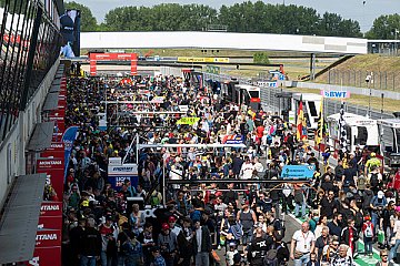Publikums-Magnet: Großer Andrang beim Pitwalk - Foto: ADAC