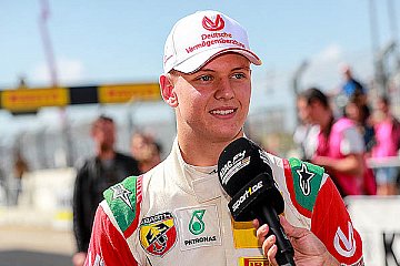 Schumacher verkürzt Rückstand auf Mawson - Foto: ADAC