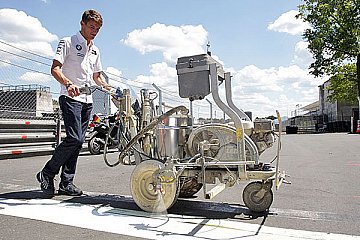 Straßenmaler Wittmann markiert die Boxeneinfahrt -Foto: BMW