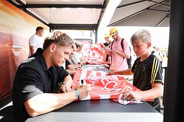Der Fußball-Zweitligist 1. FC Nürnberg ist im Max-Morlock-Stadion am Norisring zu Hause. Die Kicker des neunfachen deutschen Meisters nutzten ihr Heimspiel und schrieben am Sonntag in der DTM Fan Zone fleißig Autogramme. „Ich habe keine Erfahrung im Motorsport und war das erste Mal auf solch einem Event dabei“, verriet Mittelfeldspieler Julian Justvan - Foto: ADAC