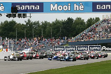 Start zum zweiten Rennen in Assen - Foto: Renault