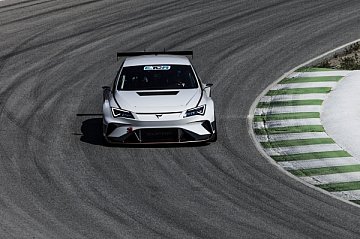 Der CUPRA e-Racer lässt die Hüllen fallen