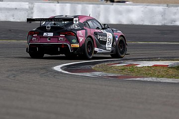 Volte/von der Laden an der GT4-Spitze in FP2