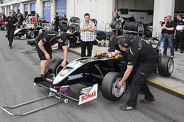 Die F3-Autos vom Team Motopark beim Boxenstopp - Foto: Ralph Monschauer