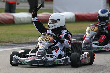 Freude bei Thomas Piert im DD2 Masters über Platz sieben. Und das im erst elften Kartrennen überhaupt