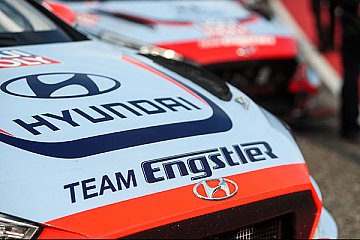 Fahrer des Hyundai Team Engstler trainieren im Rennsimulator