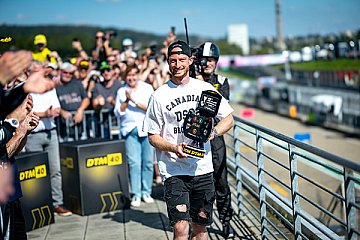 Maximilian Arnold vom VfL Wolfsburg überreichte Mirko Bortolotti seinen Pokal - Foto: ADAC