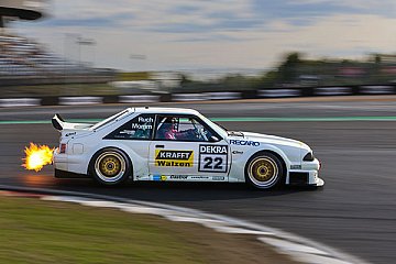 Ikonen auf der Strecke, Legende am Steuer: Mustang und Kurt Thiim bei der DTM Classic am Nürburgring