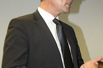 Souverän und mit vielen Antworten: DMSB Generalsekretär Christian Schacht