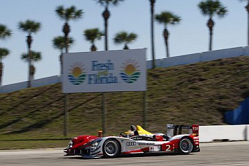 Tom Kristensen auf Platz mit Capello und McNish auf Platz vier