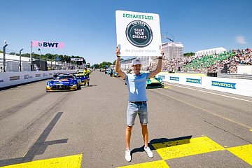 Rekordweltmeister zu Gast bei der DTM: Sébastien Ogier, mit neun WM-Titeln neben Landsmann Sébastien Loeb erfolgreichster Rallye-Fahrer aller Zeiten, ließ sich den vierten DTM-Stopp am Norisring nicht entgehen. „Ich besuche meine Frau Andrea, die für ProSieben moderiert. Aber es ist immer wieder eine Freude, bei der DTM mit dabei zu sein“, sagte Ogier - Foto: ADAC