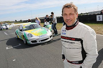 Schauspieler Richy Müller, Rang drei in seiner Klasse in Oschersleben in der Sports Cup Endurance - Foto: Porsche