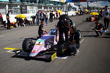 Vielseitig im Einsatz: Sophia Flörsch promotet den Disney-Film „CARS3“ - Foto: ADAC