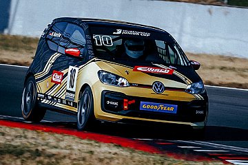 Max Kruse Racing fährt beim letzten Rennen der Saison auf das Podium