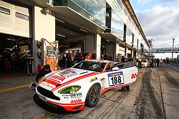 Eingespielte Truppe: Für die Betreuung des Aston Martin ist Mathol Racing verantwortlich