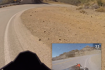 Das Head-up-Display in Aktion mit integriertem Bild der Heckkamera und Geschwindigkeitsanzeige - Foto: Skully Systems