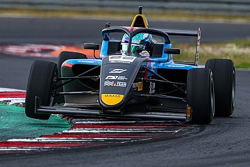 Elia Weiss feiert Dreifachsieg in zentraleuropäischer Formel 4