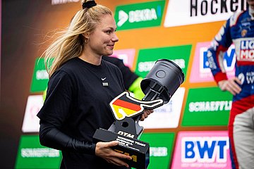 Sprinterin Lisa Mayer überreichte dem Lamborghini Team Liqui Moly by GRT den Siegerpokal - Foto: ADAC