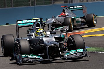 Mercedes F1 W03 Formel-1-Rennwagen, gefahren von Nico Rosberg im Großen Preis von China in Shanghai am 15. April 2012. Rosberg (vorn) startet von der Poleposition und gewinnt das Rennen. Es ist der erste Formel-1-Sieg des Rennfahrers und zugleich der erste Sieg für Mercedes-AMG Petronas Motorsport mit dem eigenen Werksteam in der Formel 1 - Foto: Mercedes-Benz