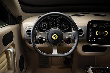 Ferrari entwickelte einen „authentischen“ elektrischen Sound, der mechanische Vibrationen der Antriebseinheiten nutzt statt künstlicher Motorsounds. Dafür erfassen spezielle Sensoren die Schwingungen und Frequenzen der Elektromotoren in Echtzeit. 