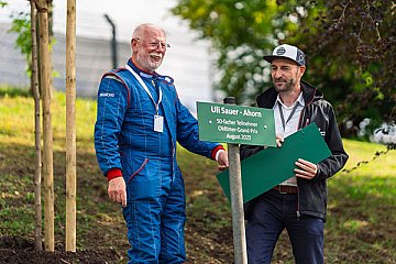 Uli Sauer aus Iserlohn hat mit seinem BMW 328 in den vergangenen 50 Jahren keinen Oldtimer-Grand-Prix verpasst. Mit einem Baum ehrten ihn die Veranstalter gemeinsam mit dem Nürburgring - Foto: Gruppe C / OGP