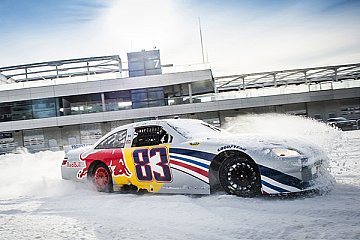 Ein hinterradangetriebener Red Bull NASCAR-Rennwagen, der früher auf Rennstrecken in den USA anzutreffen war, kommt nach Zell am See - Foto: GP Ice Race