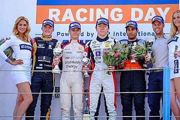 Das Siegerpodium von Rennen 2 in Assen