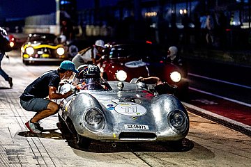 Sportwagen-Flair à la Le Mans anno 1960 gab es wieder beim Abschlussrennen des Samstagsprogramms, bei dem sich die zweisitzigen Rennwagen und GTs bis 1960/61 ein Stelldichein gaben - Foto: AvD-Oldtimer-Grand-Prix / Gruppe C