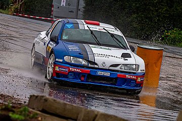 Alles gut: Carsten Mohe und sein Beifahrer-Gast nach Rallye-Abflug wohlauf