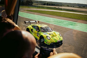 Die Fans in den Bussen wurden immer wieder von den vorbeifliegenden DTM-Boliden überholt - Foto: ADAC
