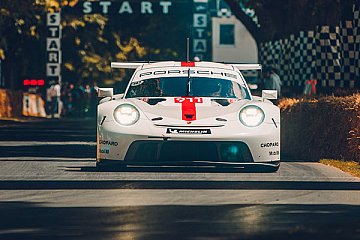 Neuer Porsche 911 RSR stellt beim offiziellen Test in Barcelona